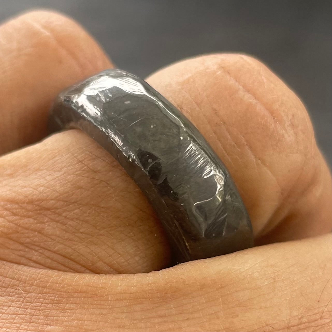 MIDI WEDDER IN SOLID OXIDED SILVER