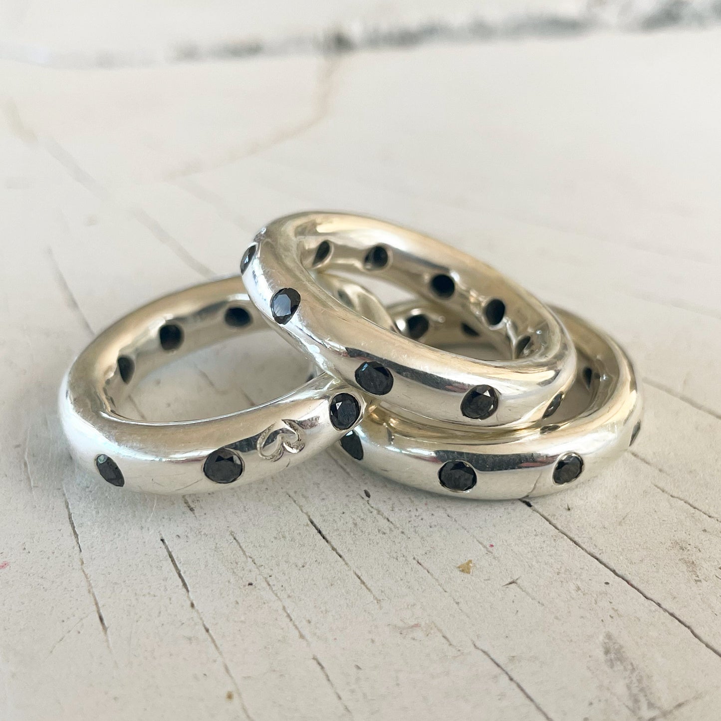 GRAND LOOP IN SOLID SILVER WITH BLACK DIAMONDS