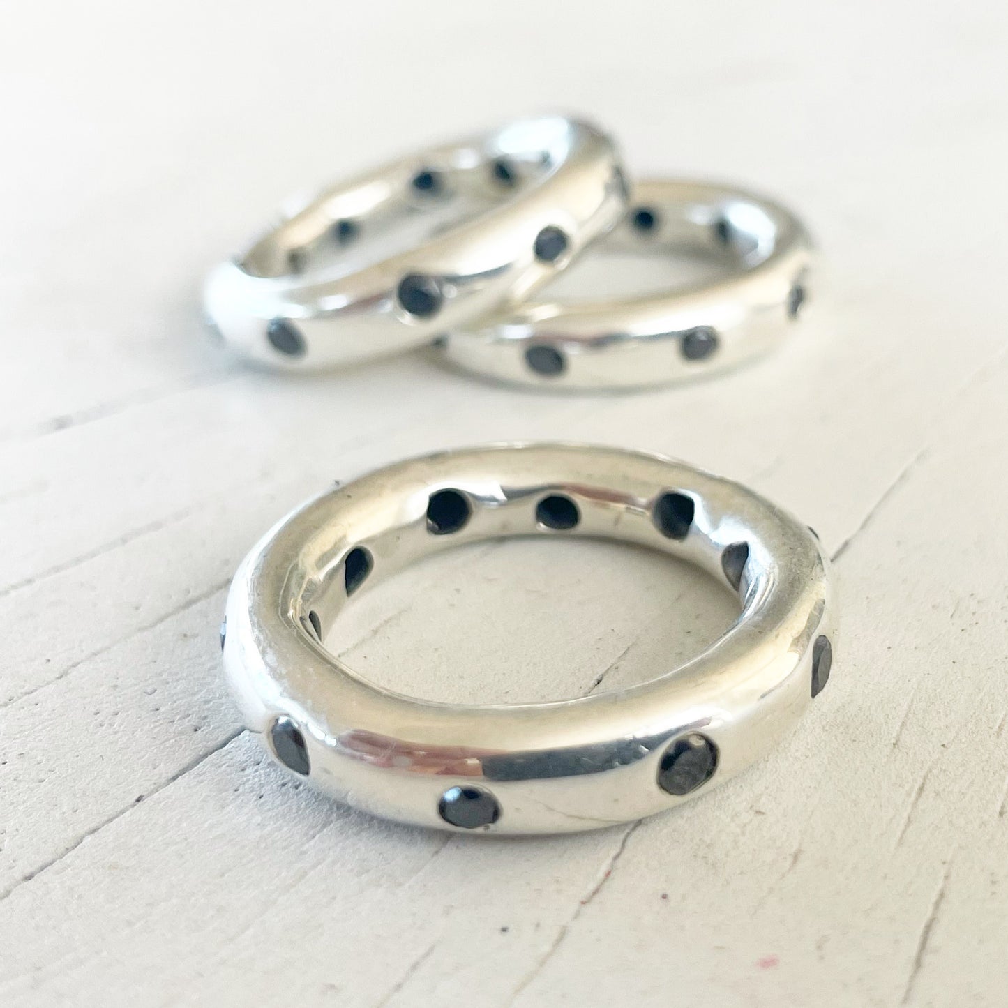 GRAND LOOP IN SOLID SILVER WITH BLACK DIAMONDS