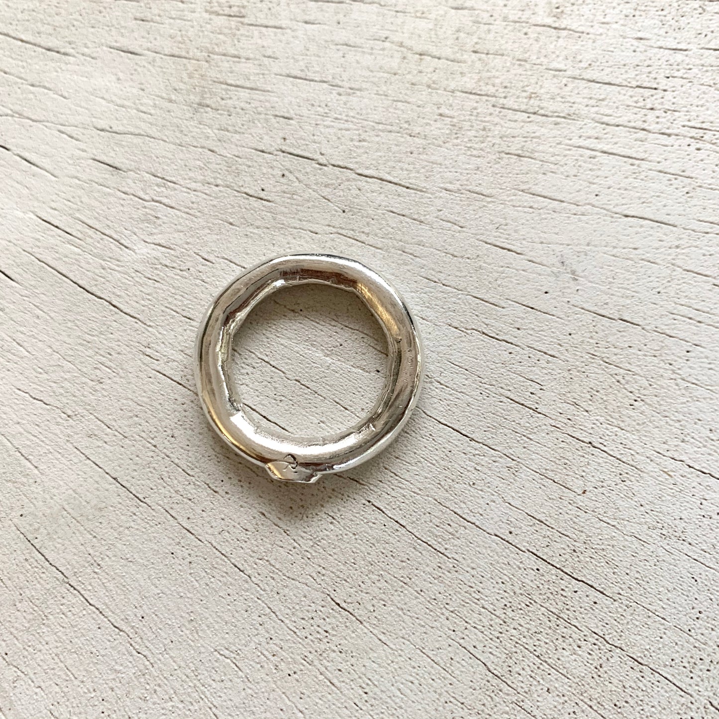 BONDING LOOP IN SOLID SILVER