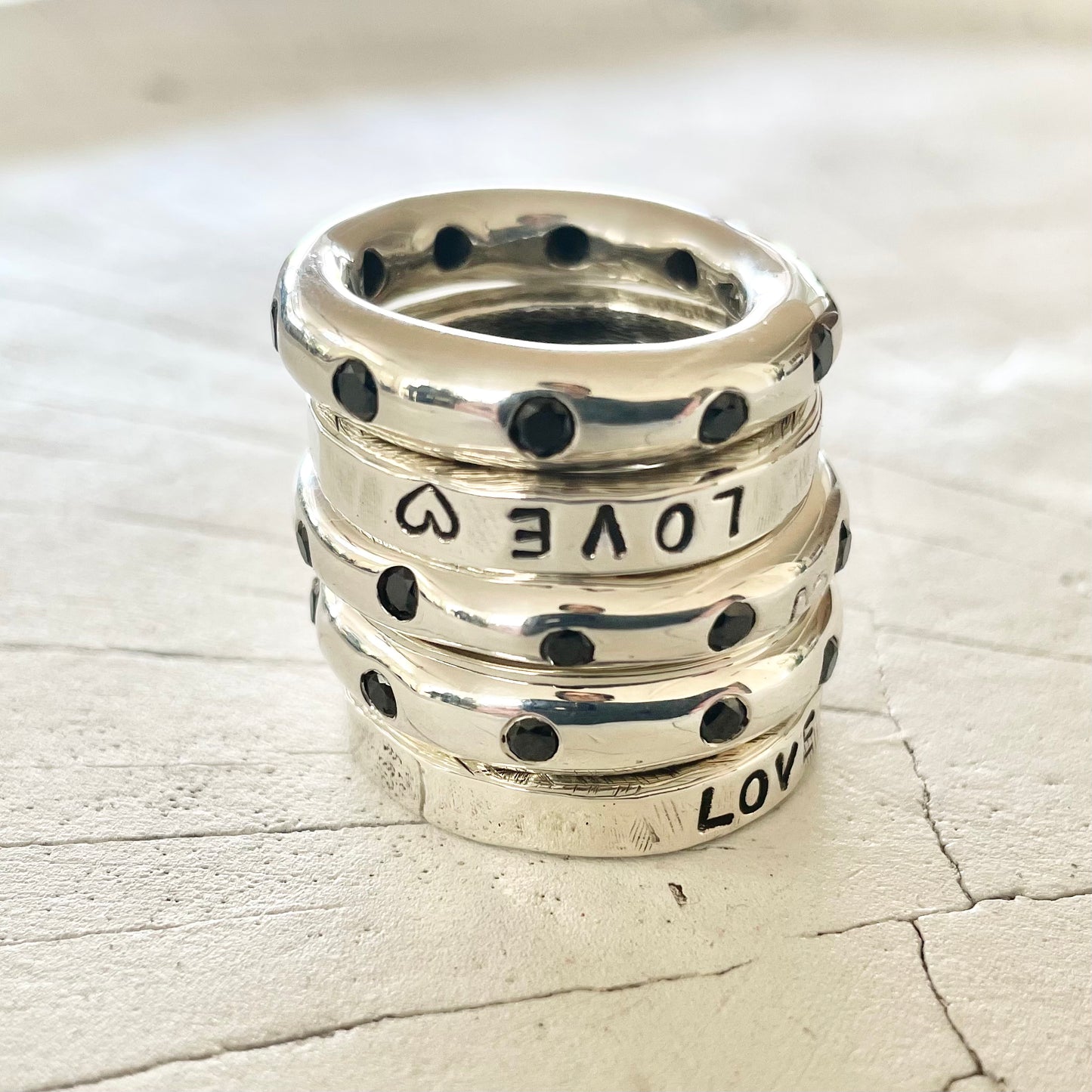 GRAND LOOP IN SOLID SILVER WITH BLACK DIAMONDS