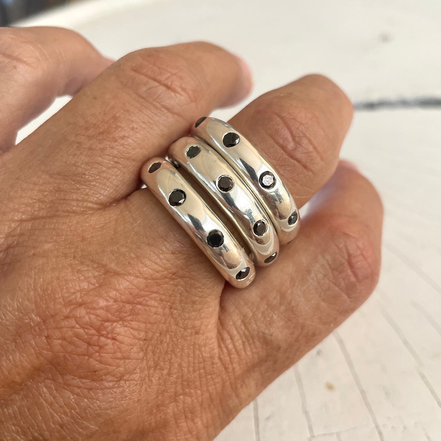 GRAND LOOP IN SOLID SILVER WITH BLACK DIAMONDS