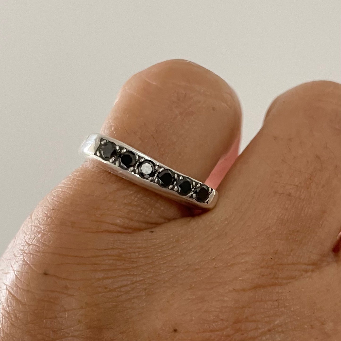 GRAND SLICE IN SOLID SILVER WITH BLACK DIAMONDS