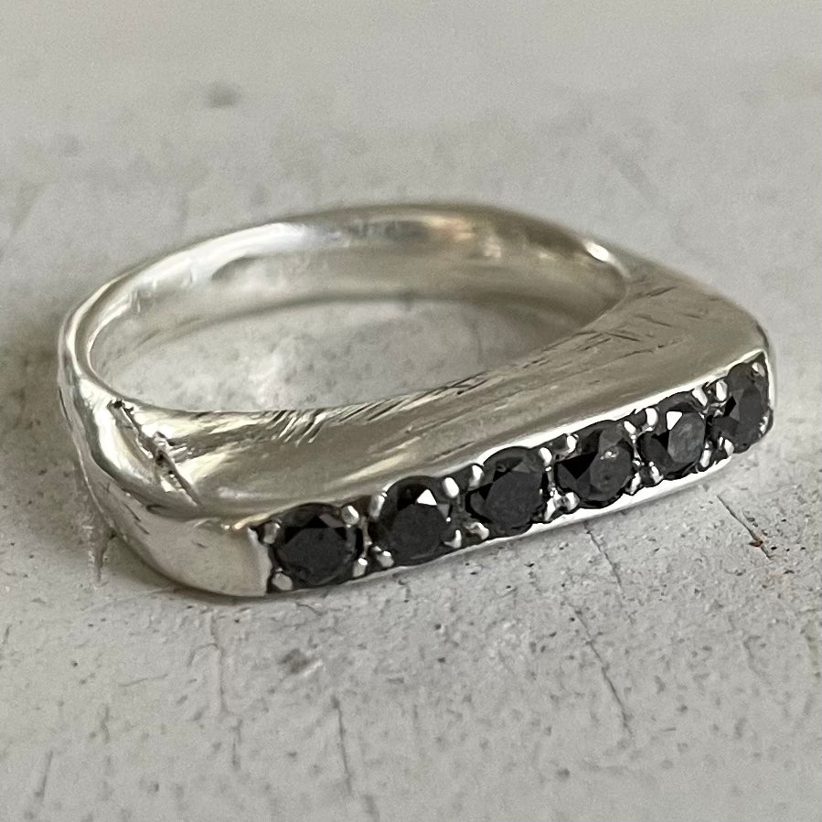 GRAND SLICE IN SOLID SILVER WITH BLACK DIAMONDS