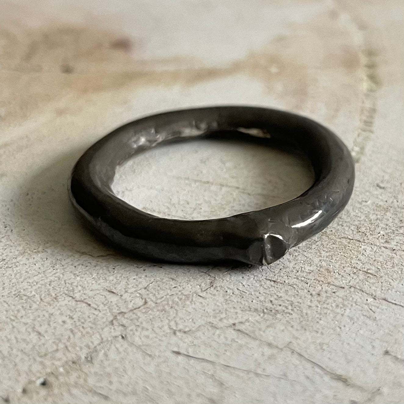 BONDING LOOP IN SOLID OXIDISED BRONZE