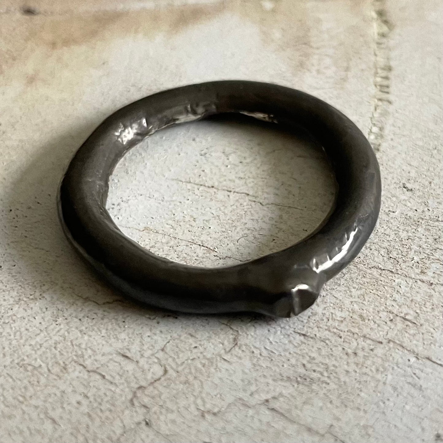 BONDING LOOP IN SOLID OXIDISED BRONZE