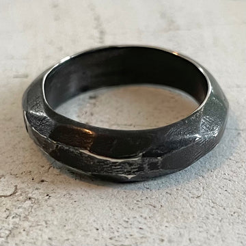 BEATEN CURVES IN OXIDISED SOLID SILVER