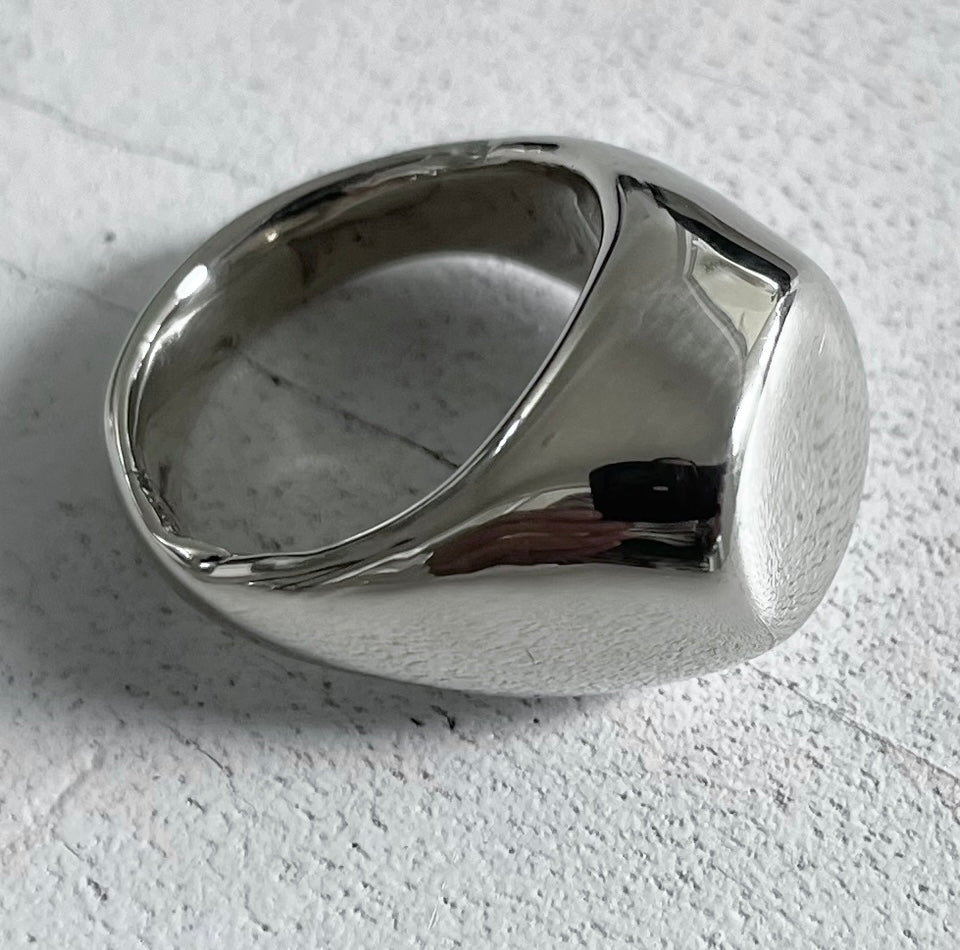 SIGNET PINKY IN SOLID SILVER