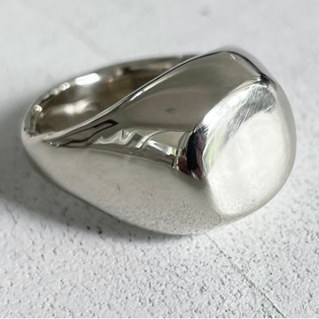 SIGNET PINKY IN SOLID SILVER