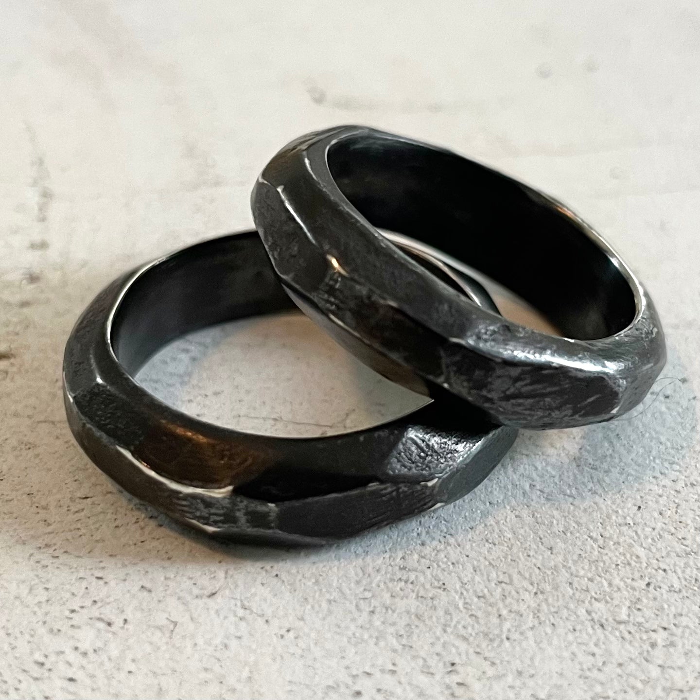 BEATEN CURVES SET OF 2 IN SOLID OXIDISED SILVER