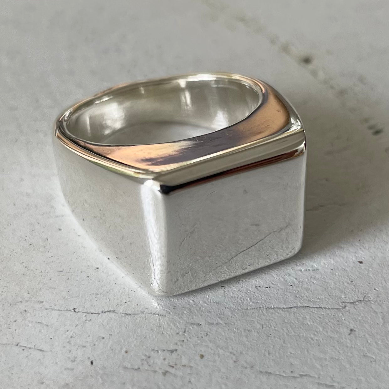 BOX PINKY SIGNET IN SOLID SILVER