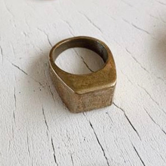 BOX PINKY SIGNET IN SOLID BRONZE