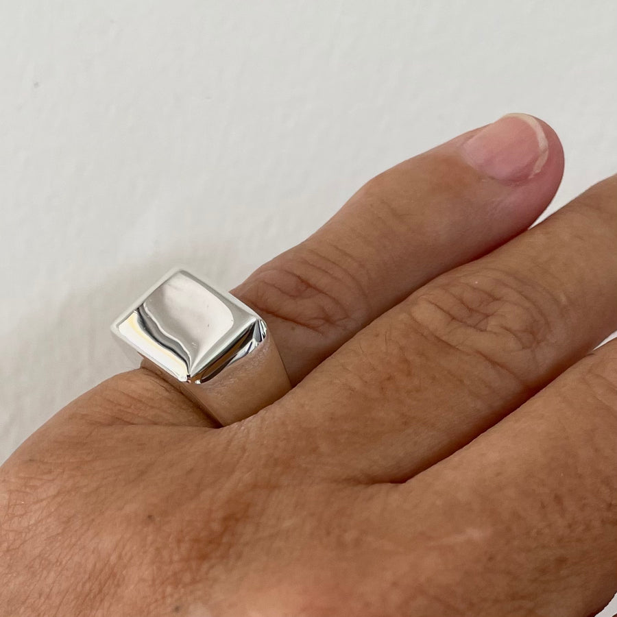 BOX PINKY SIGNET IN SOLID SILVER
