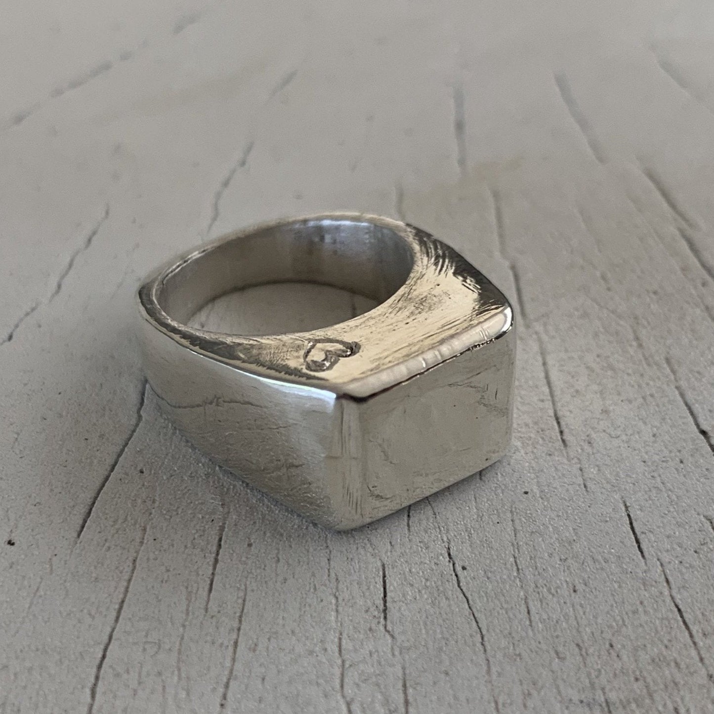 BOX PINKY SIGNET IN SOLID SILVER